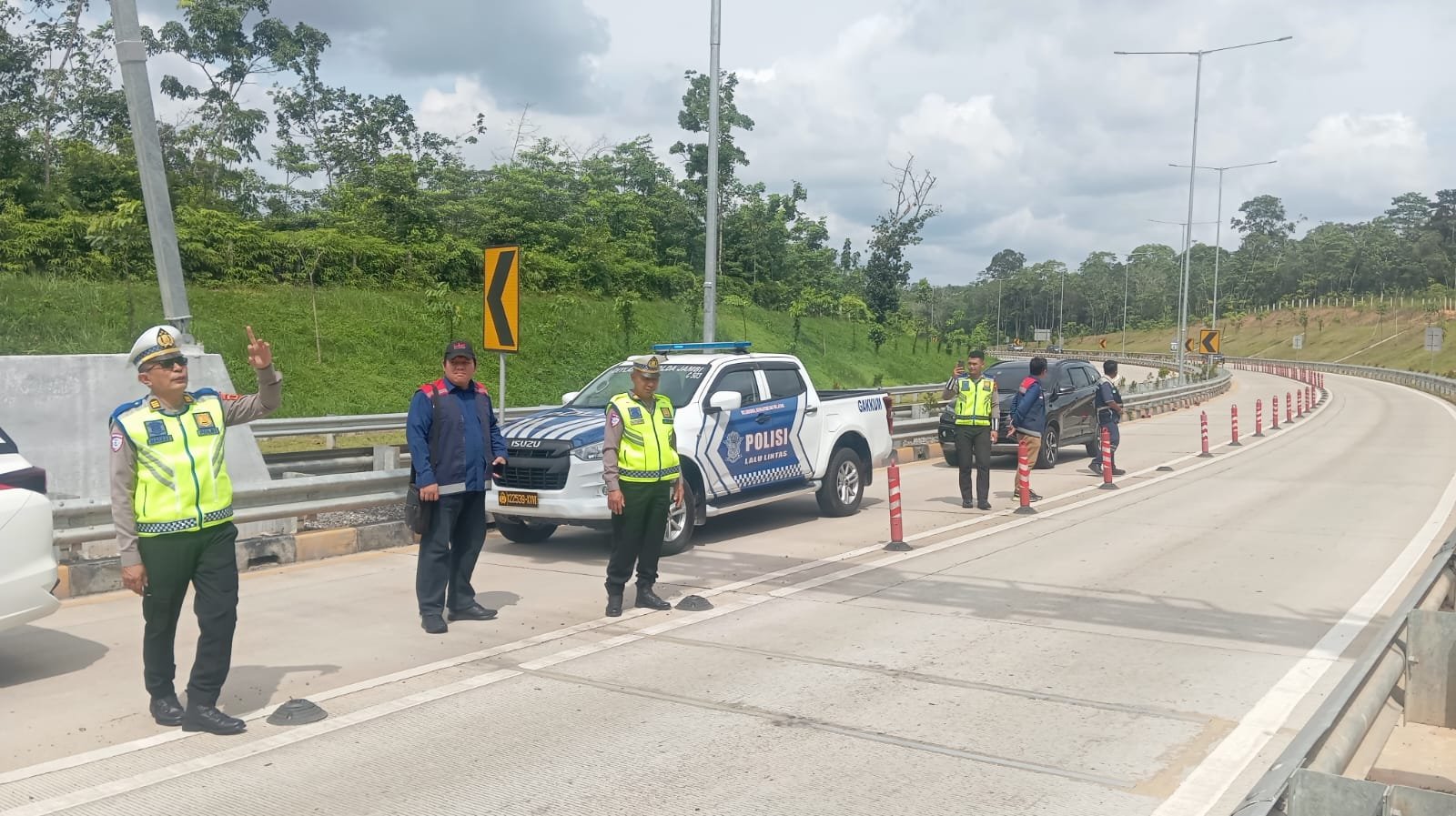 Personel Ditlantas Polda Jambi melakukan patroli dan memperketat pengawasan di jalur krusial jelang puncak mudik Nataru