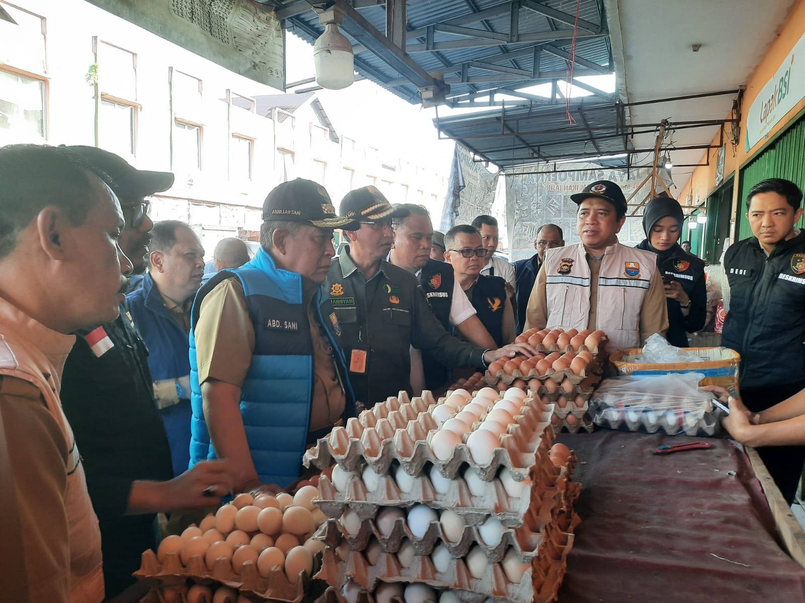 Wakil Gubernur Jambi Abdullah Sani bersama tim Satgas Pangan Provinsi Jambi melakukan pemantauan harga dan ketersediaan bahan pokok (bapok) di Pasar Tradisional Angso Duo