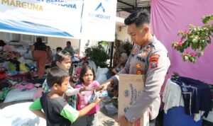 Penyerahan bantuan kemanusiaan kepada korban bencana di Tapanuli Selatan dari alumni Akpol 2024 Angkatan 55 Batalyon Satya Dharma