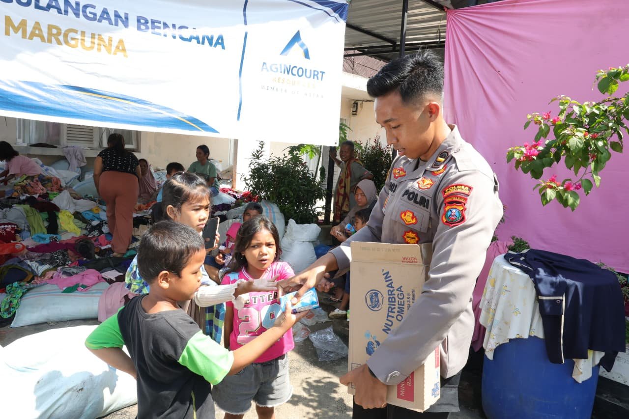 Penyerahan bantuan kemanusiaan kepada korban bencana di Tapanuli Selatan dari alumni Akpol 2024 Angkatan 55 Batalyon Satya Dharma