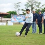 Gubernur Jambi Al Haris melakukan tendangan pertama tanda dimulainya turnamen