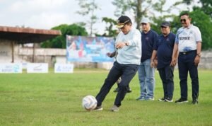 Gubernur Jambi Al Haris melakukan tendangan pertama tanda dimulainya turnamen