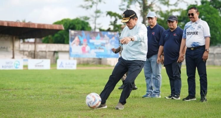 Gubernur Jambi Al Haris melakukan tendangan pertama tanda dimulainya turnamen