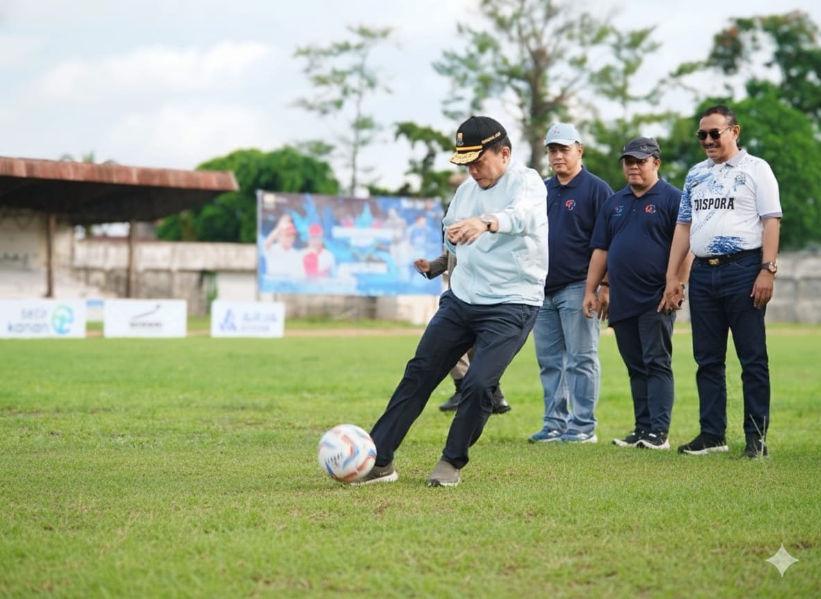 Gubernur Jambi Al Haris melakukan tendangan pertama tanda dimulainya turnamen