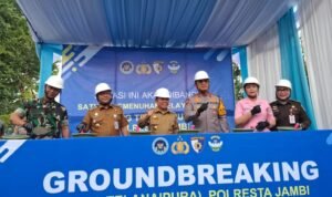 Gubernur Jambi Al Haris saat menghadiri peletakan batu pertama pembangunan SPPG di Polsek Telanaipura, Kota Jambi