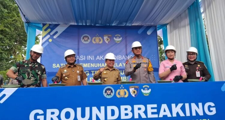 Gubernur Jambi Al Haris saat menghadiri peletakan batu pertama pembangunan SPPG di Polsek Telanaipura, Kota Jambi