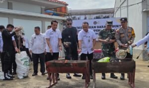 Kakanwil Ditjenpas Jambi, Irwan Rahmat Gumilar bersama Kalapas Narkotika IIB Muara Sabak Askari Utomo saat memusnahkan barang terlarang hasil razia