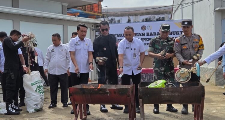 Kakanwil Ditjenpas Jambi, Irwan Rahmat Gumilar bersama Kalapas Narkotika IIB Muara Sabak Askari Utomo saat memusnahkan barang terlarang hasil razia