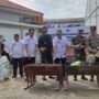 Kakanwil Ditjenpas Jambi, Irwan Rahmat Gumilar bersama Kalapas Narkotika IIB Muara Sabak Askari Utomo saat memusnahkan barang terlarang hasil razia