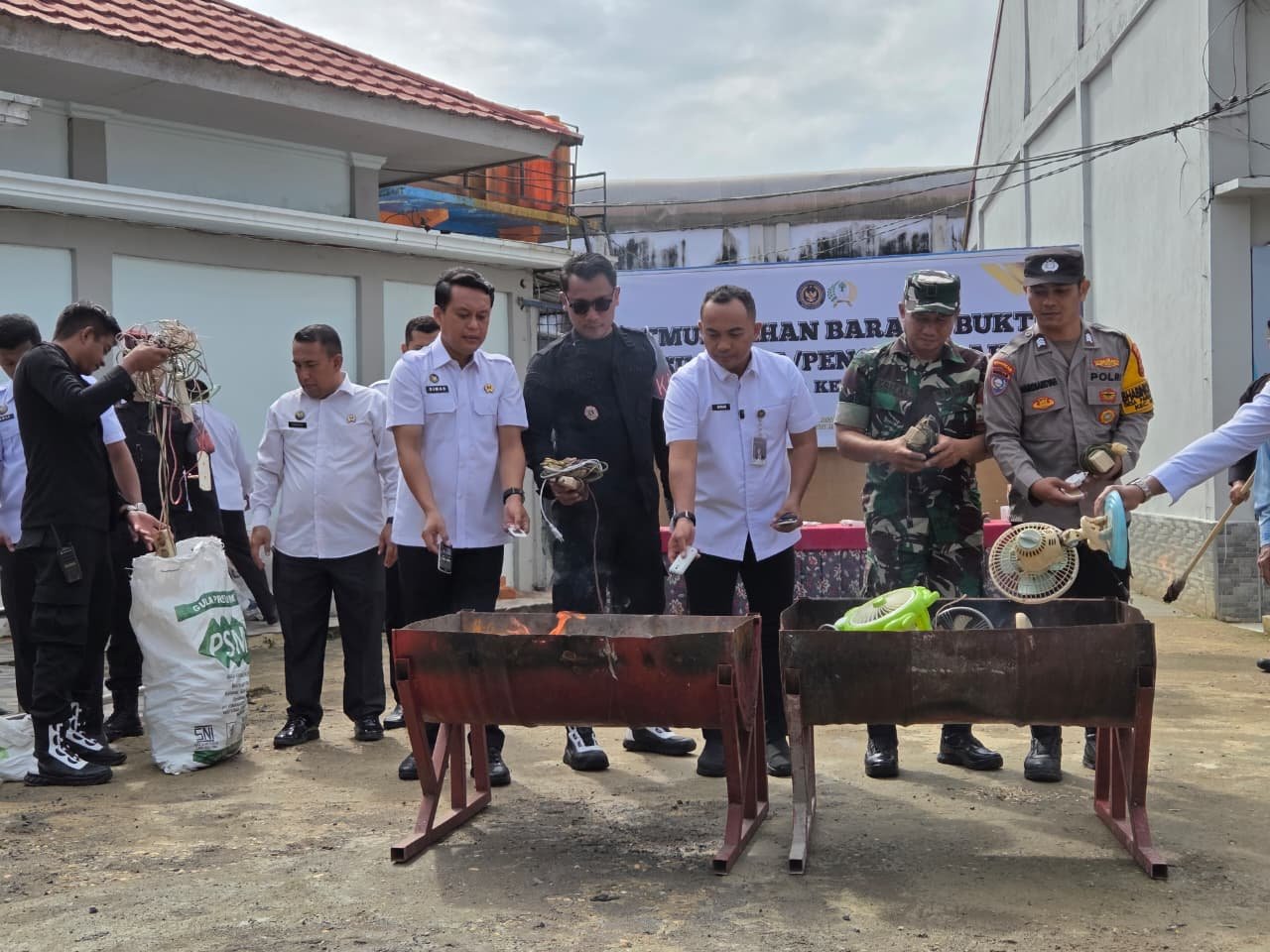 Kakanwil Ditjenpas Jambi, Irwan Rahmat Gumilar bersama Kalapas Narkotika IIB Muara Sabak Askari Utomo saat memusnahkan barang terlarang hasil razia