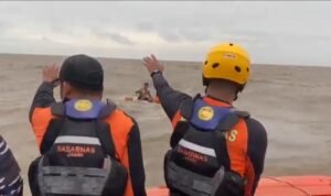 Proses evakuasi terhadap tiga ABK yang terjatuh ke air setelah kapalnya dihempas ombak di perairan Tanjung Jabung Barat