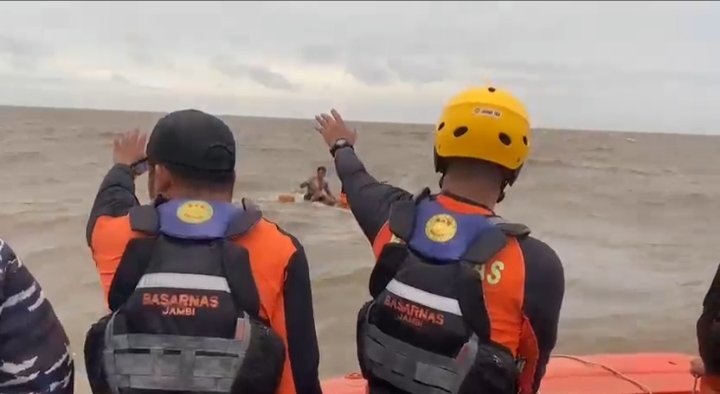 Proses evakuasi terhadap tiga ABK yang terjatuh ke air setelah kapalnya dihempas ombak di perairan Tanjung Jabung Barat