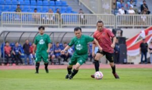 Aksi Gubernur Jambi Al Haris dalam laga Jambi Mantap vs Pers Fc di Stadion Swarnabhumi, Pijon