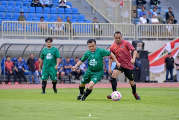 Aksi Gubernur Jambi Al Haris dalam laga Jambi Mantap vs Pers Fc di Stadion Swarnabhumi, Pijon