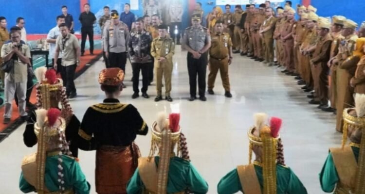Gubernur Jambi saat menghadiri Kenduri Sko Manggien Depati Niniek Mamak Luhah Depati Intan Siulak Mukai, Kabupaten Kerinci