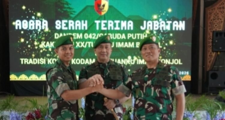 Pangdam XX/TIB Mayjen TNI Arief Gajah Mada, usai memimpin upacara serah terima jabatan Komandan Korem 042/Garuda Putih dari Brigjen TNI Heri Purwanto, kepada Kolonel Inf Nyamin