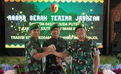 Pangdam XX/TIB Mayjen TNI Arief Gajah Mada, usai memimpin upacara serah terima jabatan Komandan Korem 042/Garuda Putih dari Brigjen TNI Heri Purwanto, kepada Kolonel Inf Nyamin