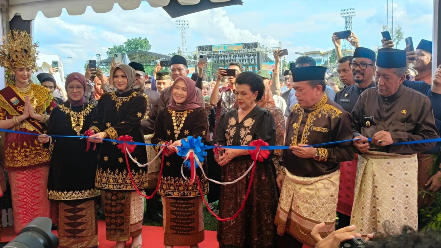 Gubernur Jambi Al Haris dqan Wakil Gubernur Jambi Abdullah Sani, saat melaunching Jambi Elok Nian dan Jambi Mantap Expo 2026