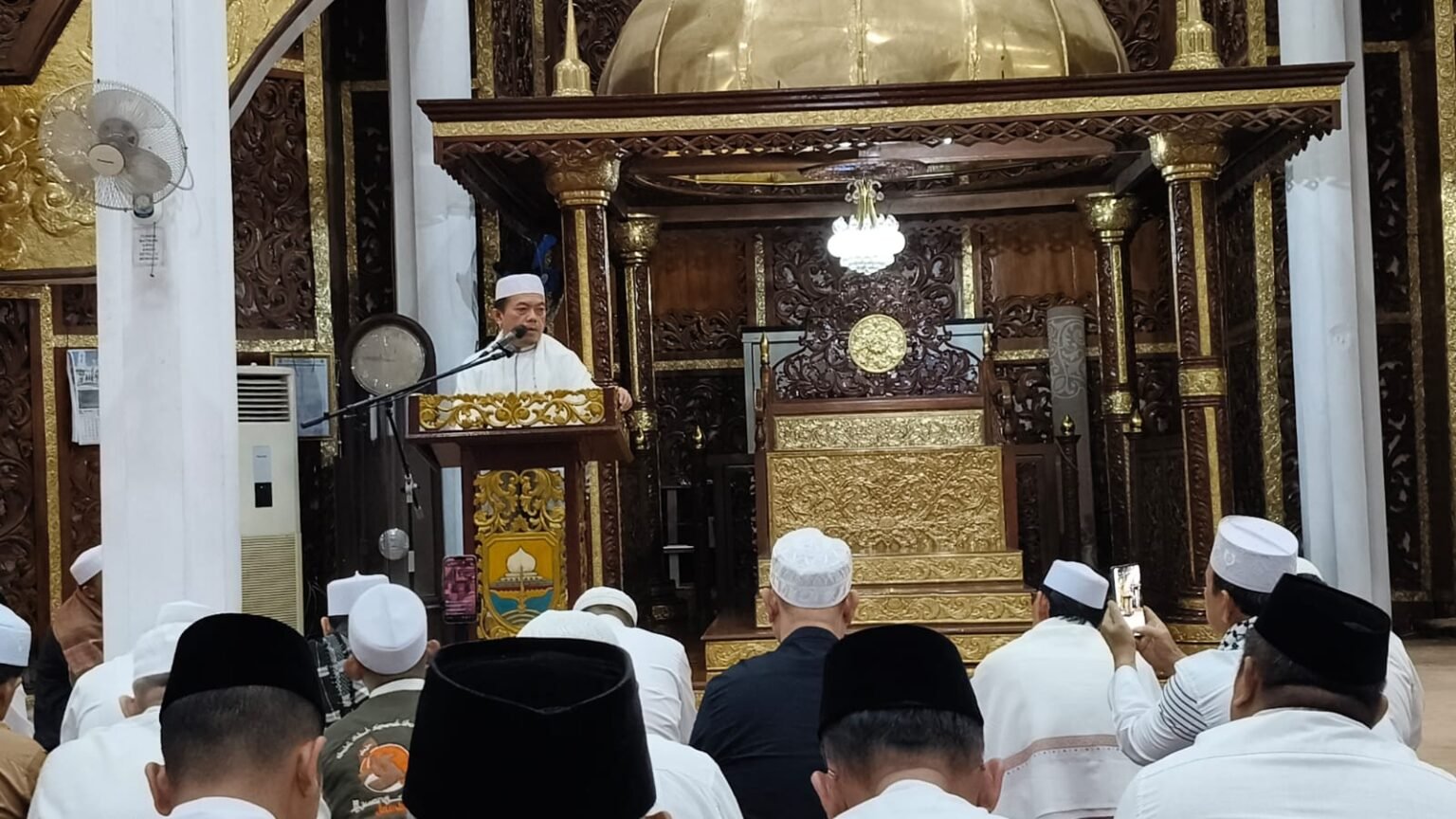 Gubernur Jambi Al Haris saat Safari Subuh di Masjid Agung Al Falah atau Masjid Seribu Tiang, Kota Jambi