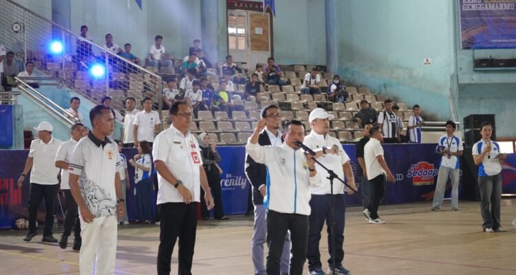 Gubernur Jambi Al Haris saat membuka, turnamen Gubernur Cup Futsal 2026 antar pelajar di GOR Kotabaru