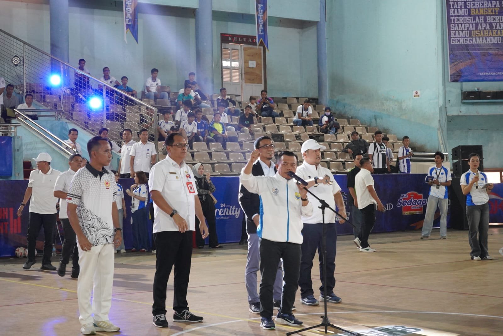 Gubernur Jambi Al Haris saat membuka, turnamen Gubernur Cup Futsal 2026 antar pelajar di GOR Kotabaru
