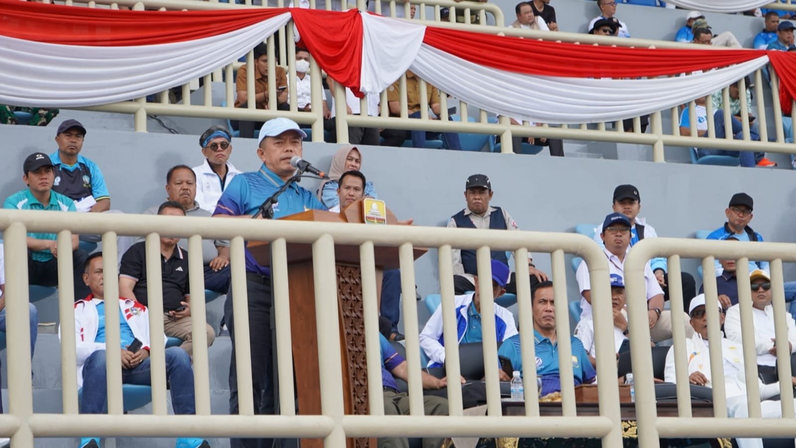 Gubernur Jambi Al Haris saat membuka turnamen Gubernur Cup 2026 di Stadion Swarna Bhumi, Pijoan