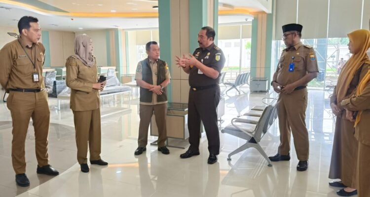 Gubernur Al Haris dan Kajati Sugeng Hariadi saat meninjau kesiapan Rumah Sakit Adhyaksa di kawasan Seberang Kota Jambi