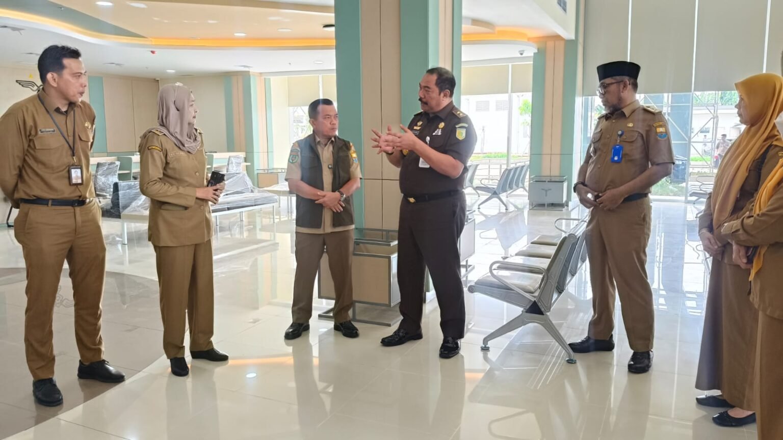 Gubernur Al Haris dan Kajati Sugeng Hariadi saat meninjau kesiapan Rumah Sakit Adhyaksa di kawasan Seberang Kota Jambi