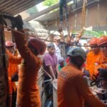 Tim SAR gabungan saat mengevakuasi jenazah korban dari dalam sumur