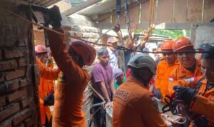 Tim SAR gabungan saat mengevakuasi jenazah korban dari dalam sumur