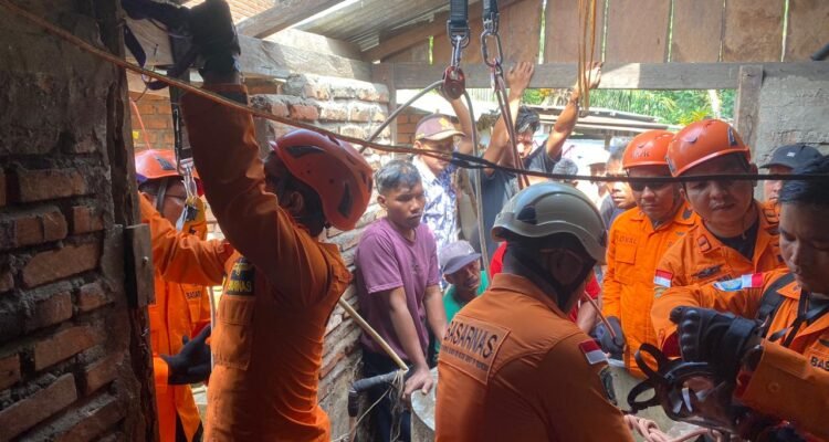 Tim SAR gabungan saat mengevakuasi jenazah korban dari dalam sumur
