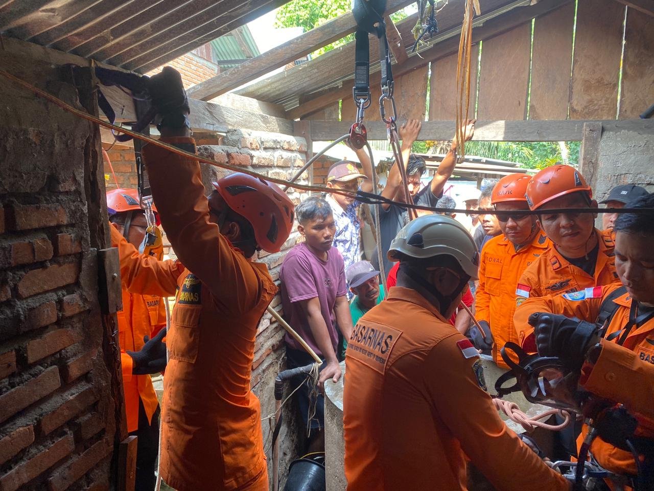 Tim SAR gabungan saat mengevakuasi jenazah korban dari dalam sumur
