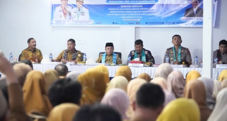 Gubernur Jambi Al Haris saat membuka Rapat Kerja Kepala Sekolah SMA/SMK/SLB se-Provinsi Jambi di Kabupaten Kerinci Gubernur Jambi Al Haris saat membuka Rapat Kerja Kepala Sekolah SMA/SMK/SLB se-Provinsi Jambi di Kabupaten Kerinci