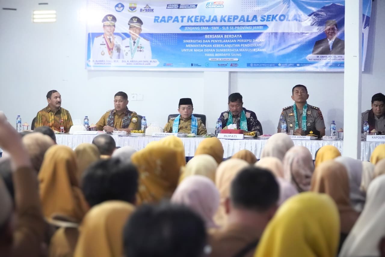 Gubernur Jambi Al Haris saat membuka Rapat Kerja Kepala Sekolah SMA/SMK/SLB se-Provinsi Jambi di Kabupaten Kerinci