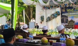 Gubernur Jambi Al Haris saat menghadiri peringatan Isra Mi’raj Nabi Muhammad SAW dirangkai dengan Khataman Al-Qur’an Bil-Ghoib dan Alfiyah Ibnu Malik di Pondok Pesantren Kasyiful Ulum, Sungai Gelam, Kabupaten Muaro Jambi