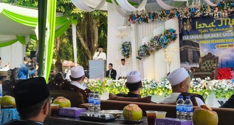 Gubernur Jambi Al Haris saat menghadiri peringatan Isra Mi’raj Nabi Muhammad SAW dirangkai dengan Khataman Al-Qur’an Bil-Ghoib dan Alfiyah Ibnu Malik di Pondok Pesantren Kasyiful Ulum, Sungai Gelam, Kabupaten Muaro Jambi