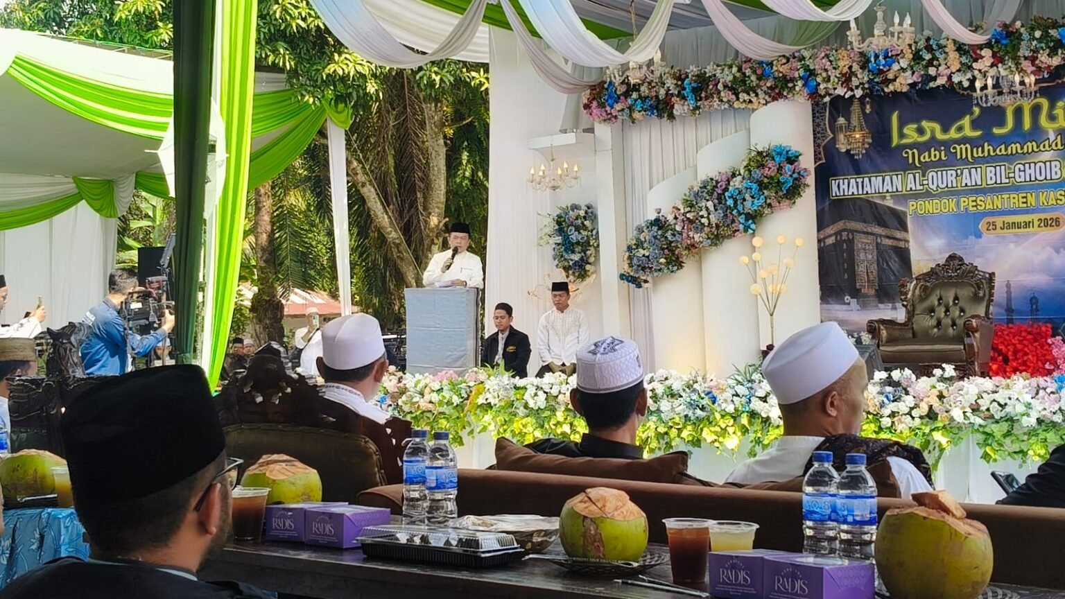 Gubernur Jambi Al Haris saat menghadiri peringatan Isra Mi’raj Nabi Muhammad SAW dirangkai dengan Khataman Al-Qur’an Bil-Ghoib dan Alfiyah Ibnu Malik di Pondok Pesantren Kasyiful Ulum, Sungai Gelam, Kabupaten Muaro Jambi