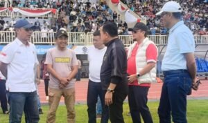 Gubernur Jambi Al Haris bersama Sekjen PSSI Yunus Nusi usai menyaksikan laga final Gubernur Cup Jambi 2026 di Stadion Swarna Bhumi