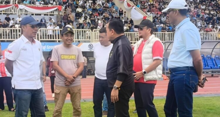 Gubernur Jambi Al Haris bersama Sekjen PSSI Yunus Nusi usai menyaksikan laga final Gubernur Cup Jambi 2026 di Stadion Swarna Bhumi