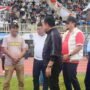 Gubernur Jambi Al Haris bersama Sekjen PSSI Yunus Nusi usai menyaksikan laga final Gubernur Cup Jambi 2026 di Stadion Swarna Bhumi