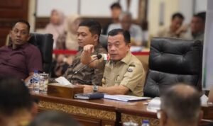 Gubernur Jambi Al Haris saat memimpin rapat evaluasi progres pembangunan jalan khusus batubara