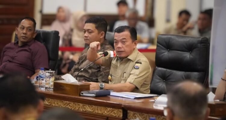 Gubernur Jambi Al Haris saat memimpin rapat evaluasi progres pembangunan jalan khusus batubara