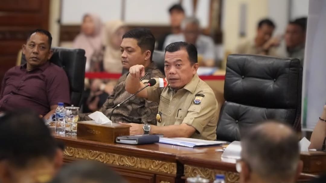 Gubernur Jambi Al Haris saat memimpin rapat evaluasi progres pembangunan jalan khusus batubara
