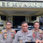 Kapolres Muaro Jambi, AKBP Heri Supriawan memberikan keterangan terkait kaburnya tahanan Polsek Maro Sebo