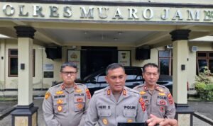 Kapolres Muaro Jambi, AKBP Heri Supriawan memberikan keterangan terkait kaburnya tahanan Polsek Maro Sebo