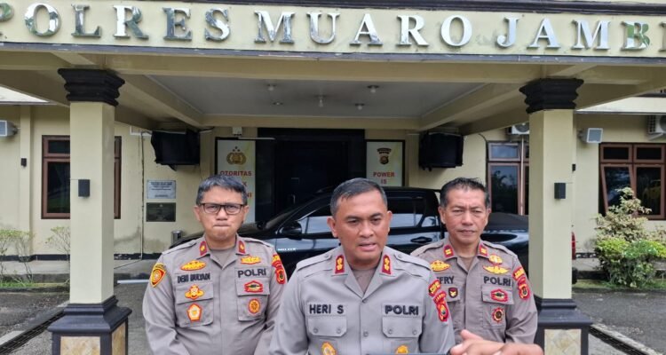 Kapolres Muaro Jambi, AKBP Heri Supriawan memberikan keterangan terkait kaburnya tahanan Polsek Maro Sebo