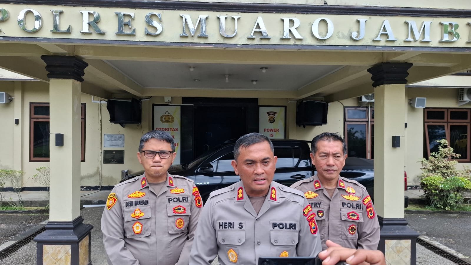 Kapolres Muaro Jambi, AKBP Heri Supriawan memberikan keterangan terkait kaburnya tahanan Polsek Maro Sebo