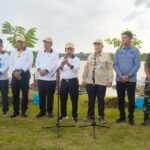 Gubernur Jambi Al Haris bersama Staf Ahli Menteri Lingkungan Hidup Ir. Nur Adi Wardojo saat penanaman serentak bibit pohon di sempadan Sungai Batanghari, Kabupaten Muaro Jambi