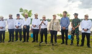 Gubernur Jambi Al Haris bersama Staf Ahli Menteri Lingkungan Hidup Ir. Nur Adi Wardojo saat penanaman serentak bibit pohon di sempadan Sungai Batanghari, Kabupaten Muaro Jambi Gubernur Jambi Al Haris bersama Staf Ahli Menteri Lingkungan Hidup Ir. Nur Adi Wardojo saat penanaman serentak bibit pohon di sempadan Sungai Batanghari, Kabupaten Muaro Jambi