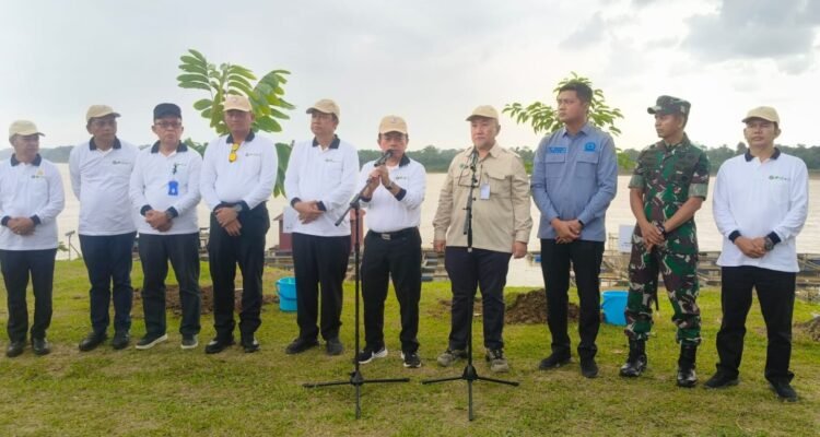 Gubernur Jambi Al Haris bersama Staf Ahli Menteri Lingkungan Hidup Ir. Nur Adi Wardojo saat penanaman serentak bibit pohon di sempadan Sungai Batanghari, Kabupaten Muaro Jambi